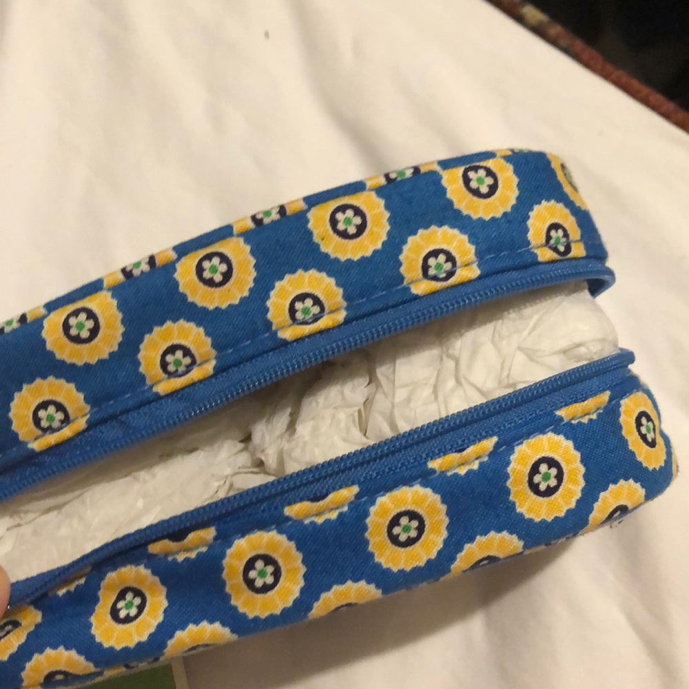 NWT Vera Bradley Small zip around case - Picture 2 of 2